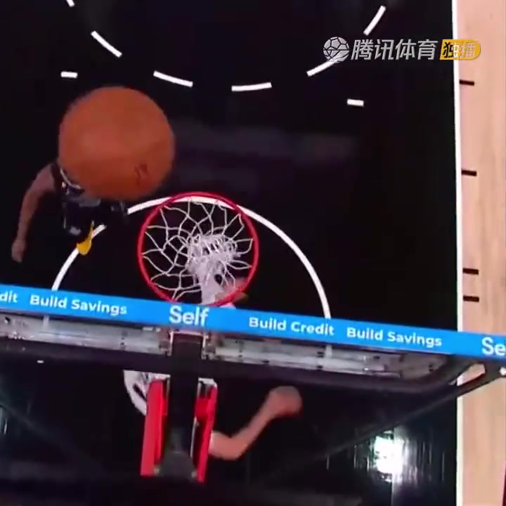 罕見一幕！努爾基奇拋投 球神奇停在籃板上沿 看呆凱爾登！（努爾基奇集錦）