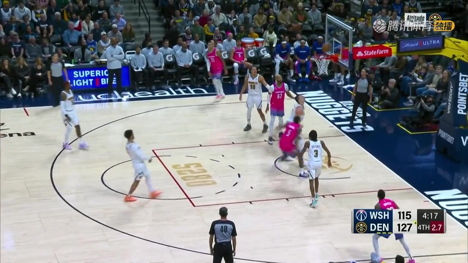 和我一隊(duì)沒這么厲害？巴頓在約基奇頭上搶到前場(chǎng)籃板霸氣補(bǔ)籃得手（約翰·巴頓）